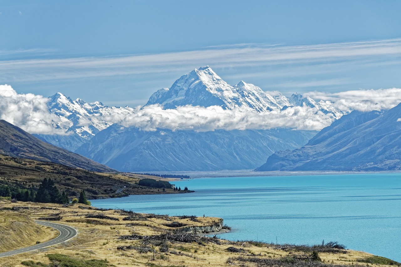 Aoraki Mount Cook and turquoise alpine lake in New Zealand
