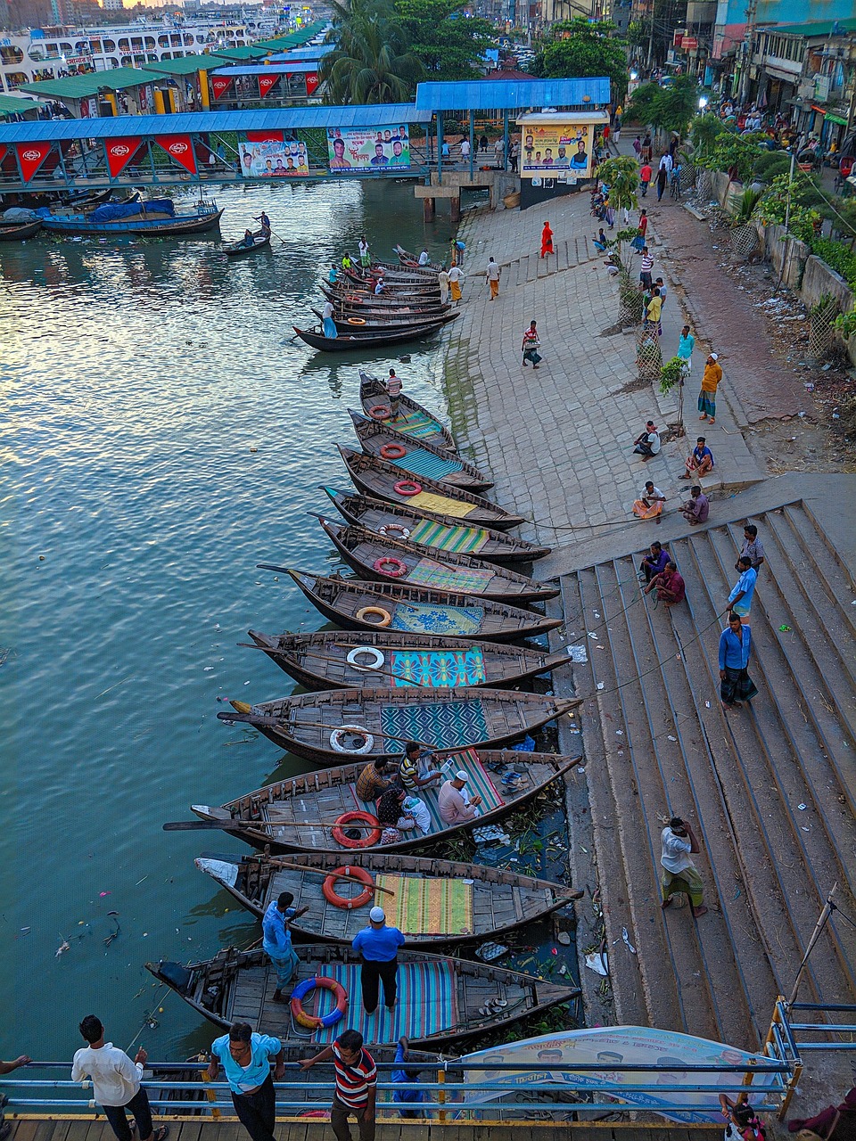 River and city life in Bangladesh