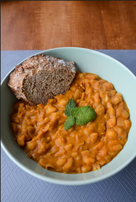 Tavce gravce baked beans in traditional clay pot with bread